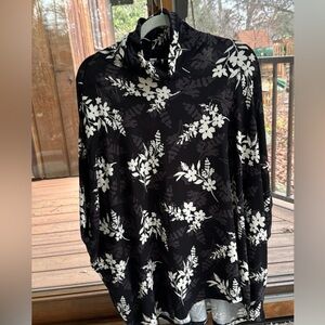 Lularoe Elsa Boxy Long Sleeve Turtle Neck Black floral print size large